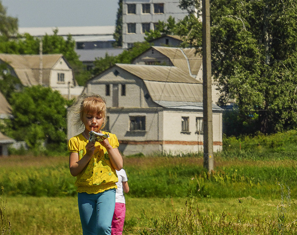 В такую жару хочется скушать мороженное и не важно что я запачкалась. - Валерий Изотов В такую жару хочется скушать мороженное и не важно что я запачкалась. - Валерий Изотов