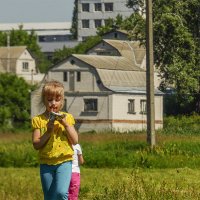В такую жару хочется скушать мороженное и не важно что я запачкалась. :: Валерий Изотов