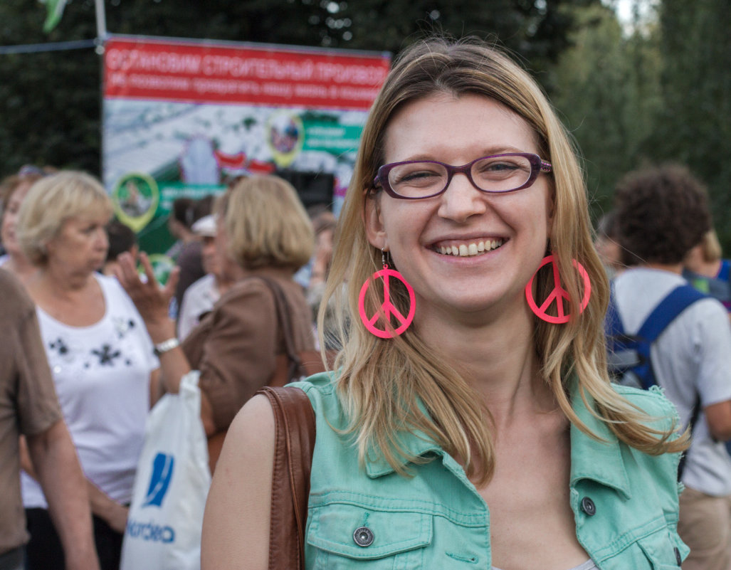 Пацифистка на Зеленом митинге. - Евгений Поляков Пацифистка на Зеленом митинге. - Евгений Поляков