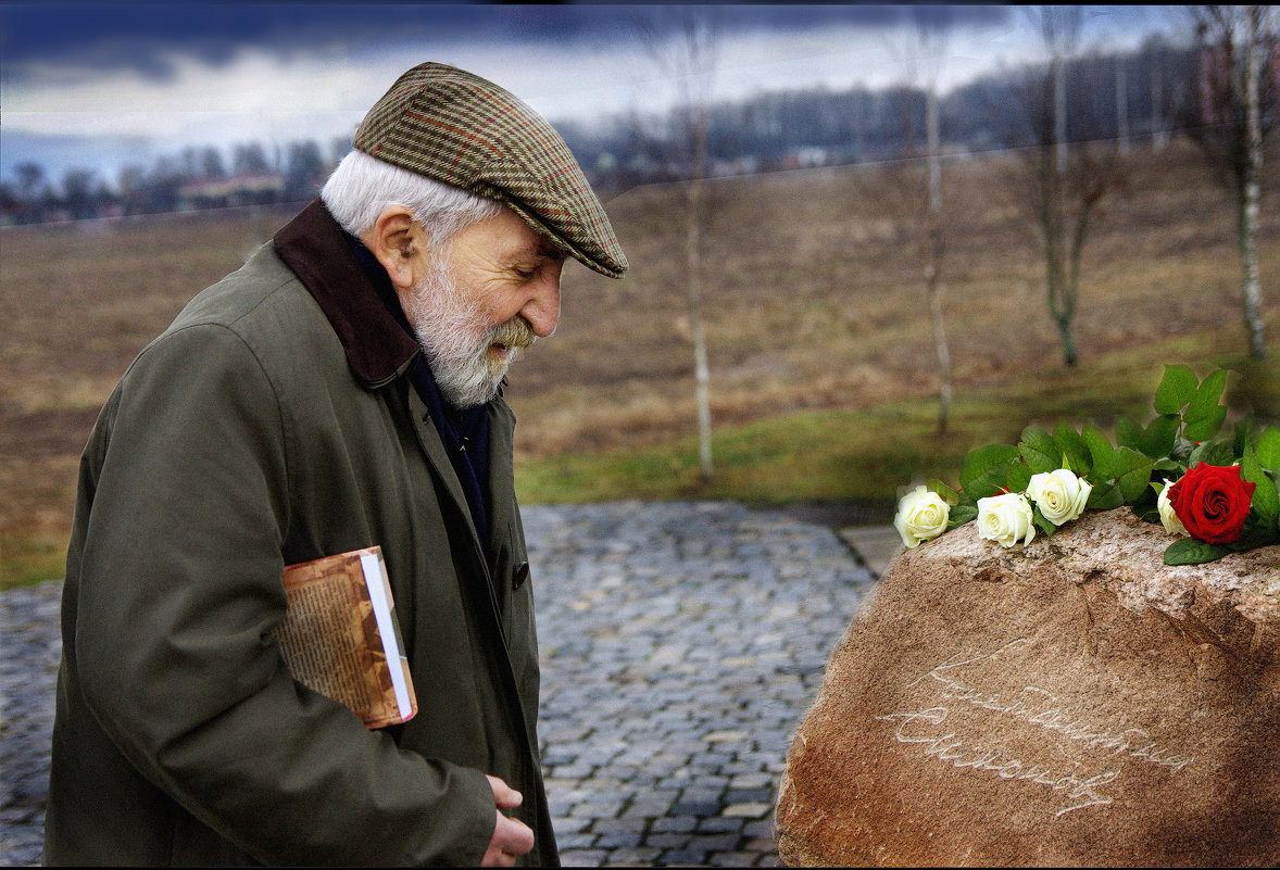 встреча с отцом. у камня к. симонова в могилеве. - мирон щудло