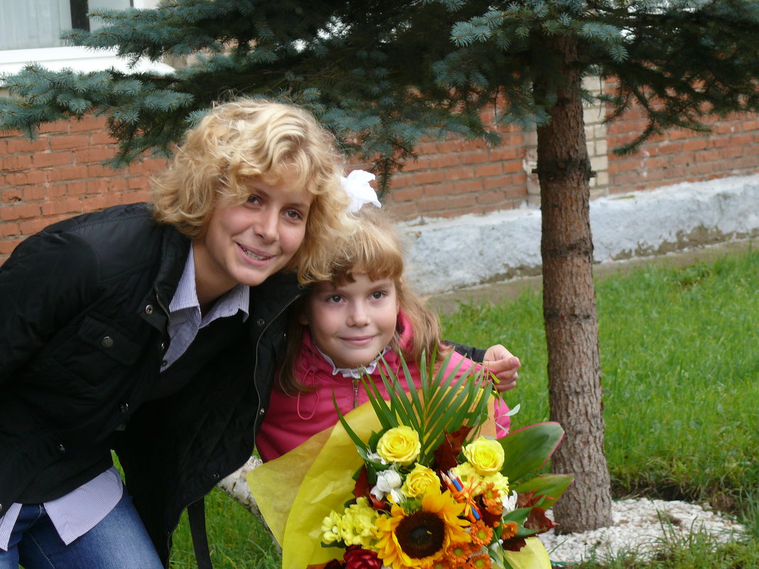 Первоклашка со старшей сестрой - Алексей Чирков Первоклашка со старшей сестрой - Алексей Чирков