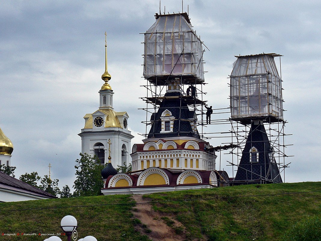 Купола в России кроют золотом... - Валерий Викторович РОГАНОВ-АРЫССКИЙ