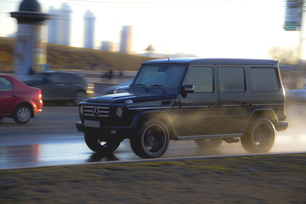 Mercedes-Benz Gelandewagen мчится по Кутузовскому проспекту - Евгений Павлов