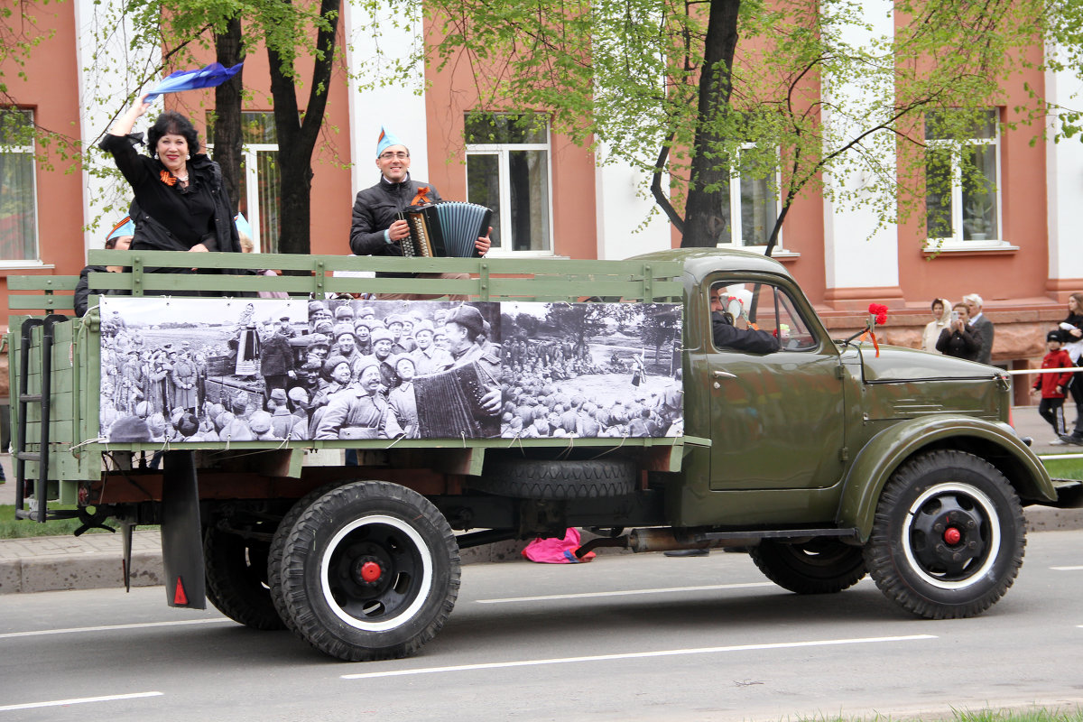 А мы едем на парад - Евгений 