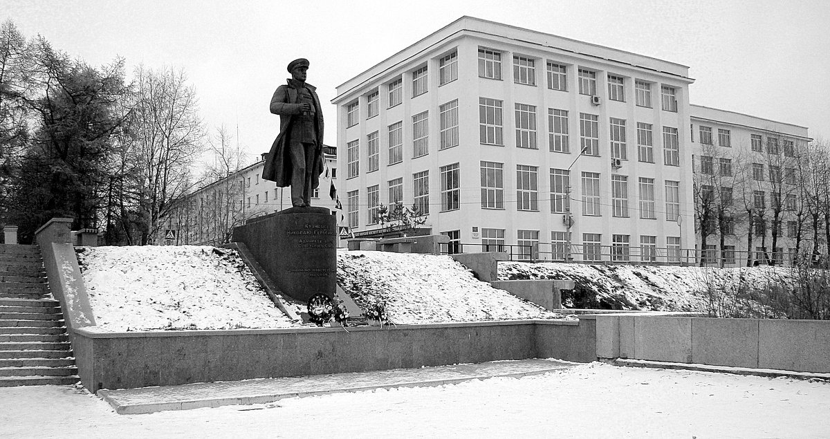 Памятник адмиралу Н.Г. Кузнецову (ч/б вариант) - Елена Перевозникова