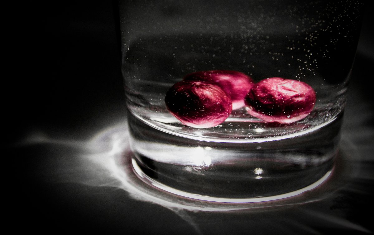 Cherryes on the cup of water - Gor Yeghoyan