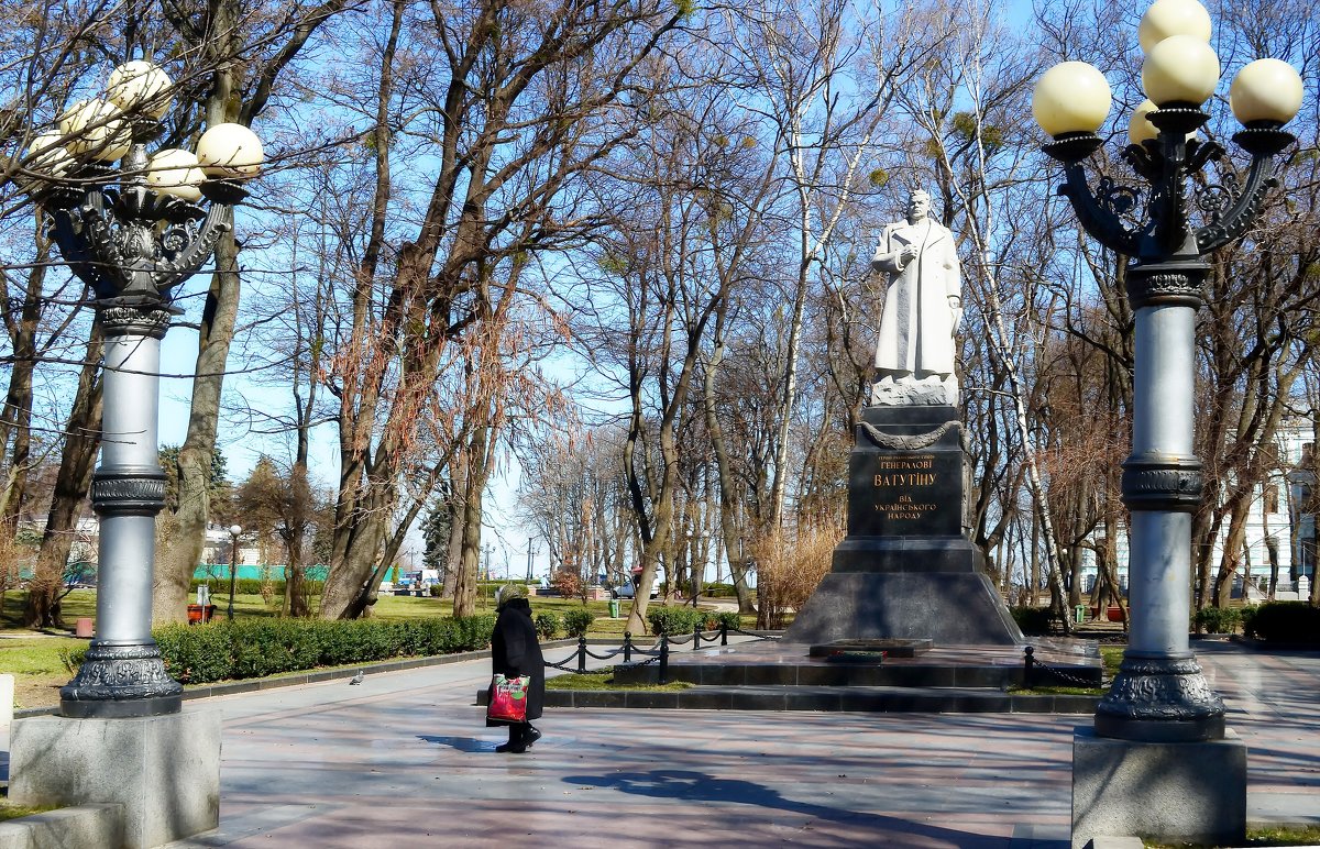 Памятник генералу Ватутину - Ростислав 