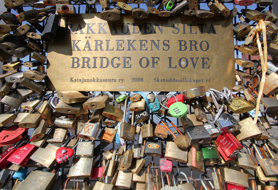 Влюблённые замочки - Андрей Синявин Влюблённые замочки - Андрей Синявин