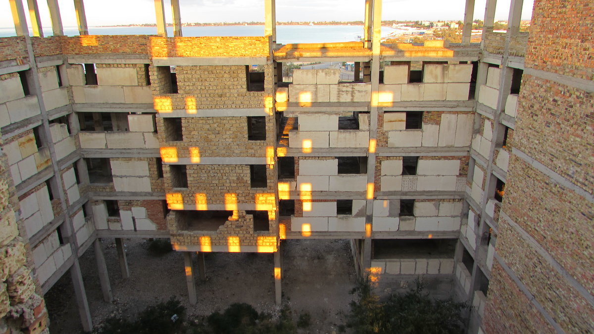 Рассвет в заброшенном здании - Александр Казанцев