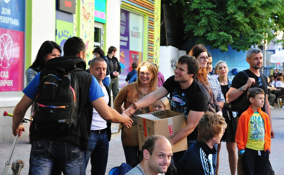 Брейкданс на Арбате. "Спасибо за поддержку артистов". - Алексей Казаков Брейкданс на Арбате. "Спасибо за поддержку артистов". - Алексей Казаков