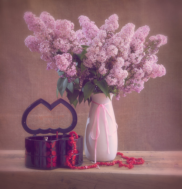 С коралловыми бусами. - Лилия *