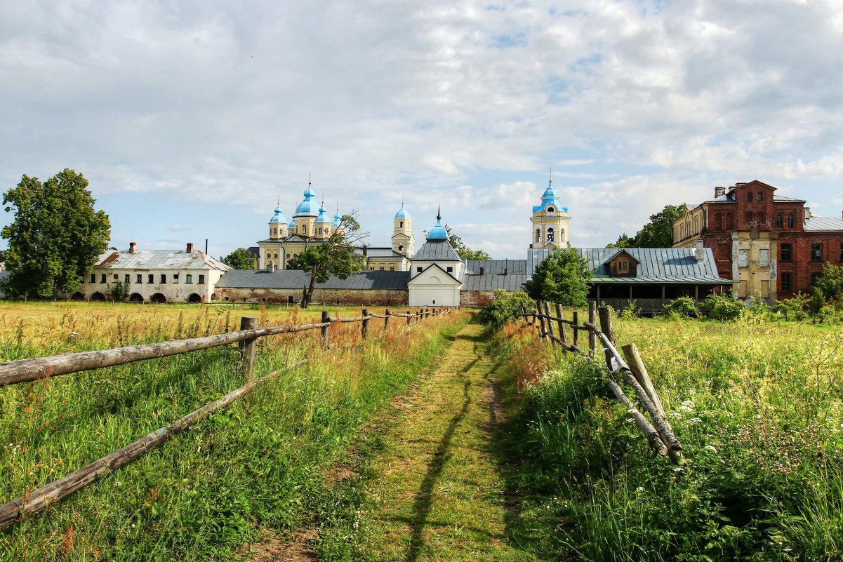 У монастыря - Сергей Григорьев