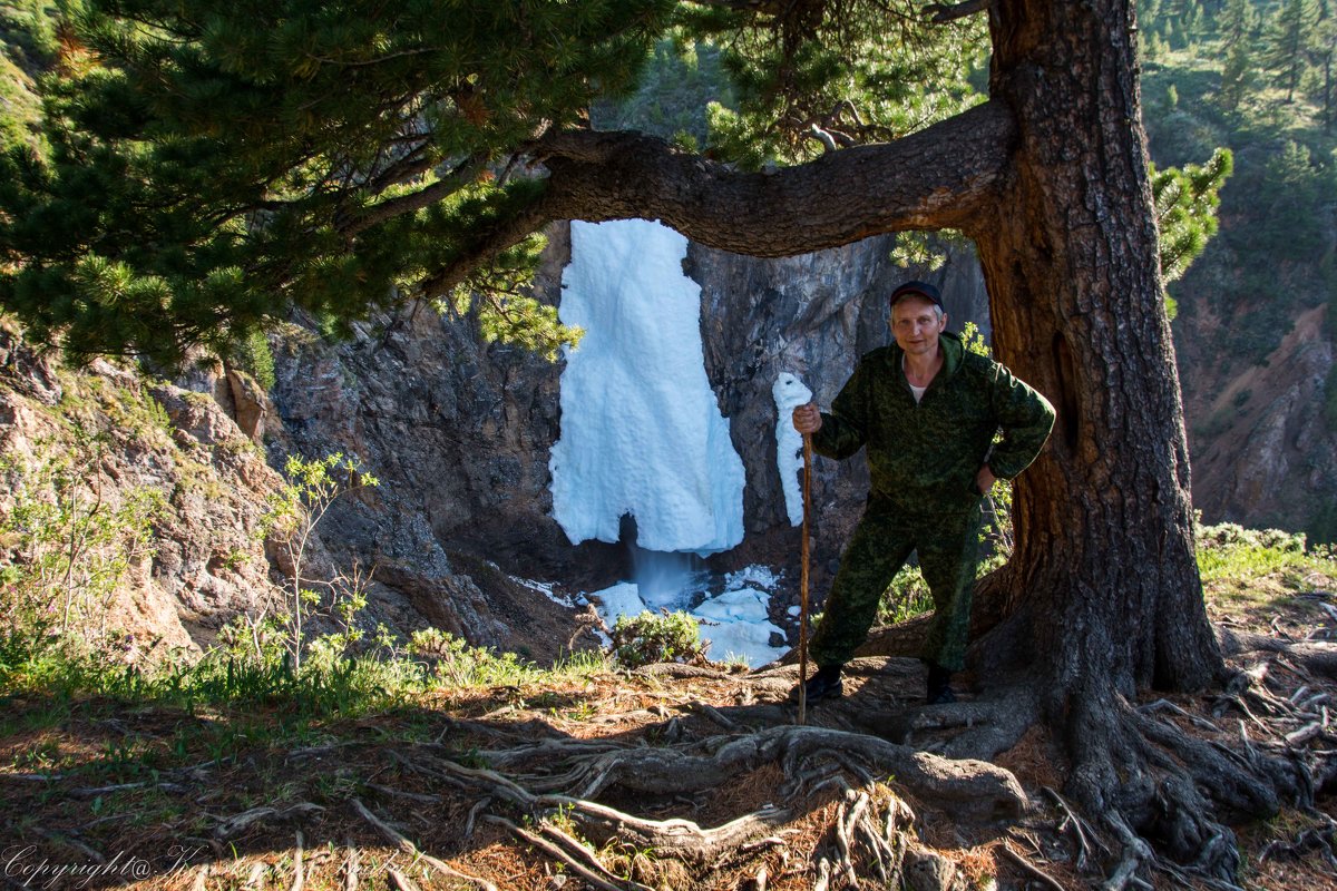 у горного водопада - Константин Шабалин