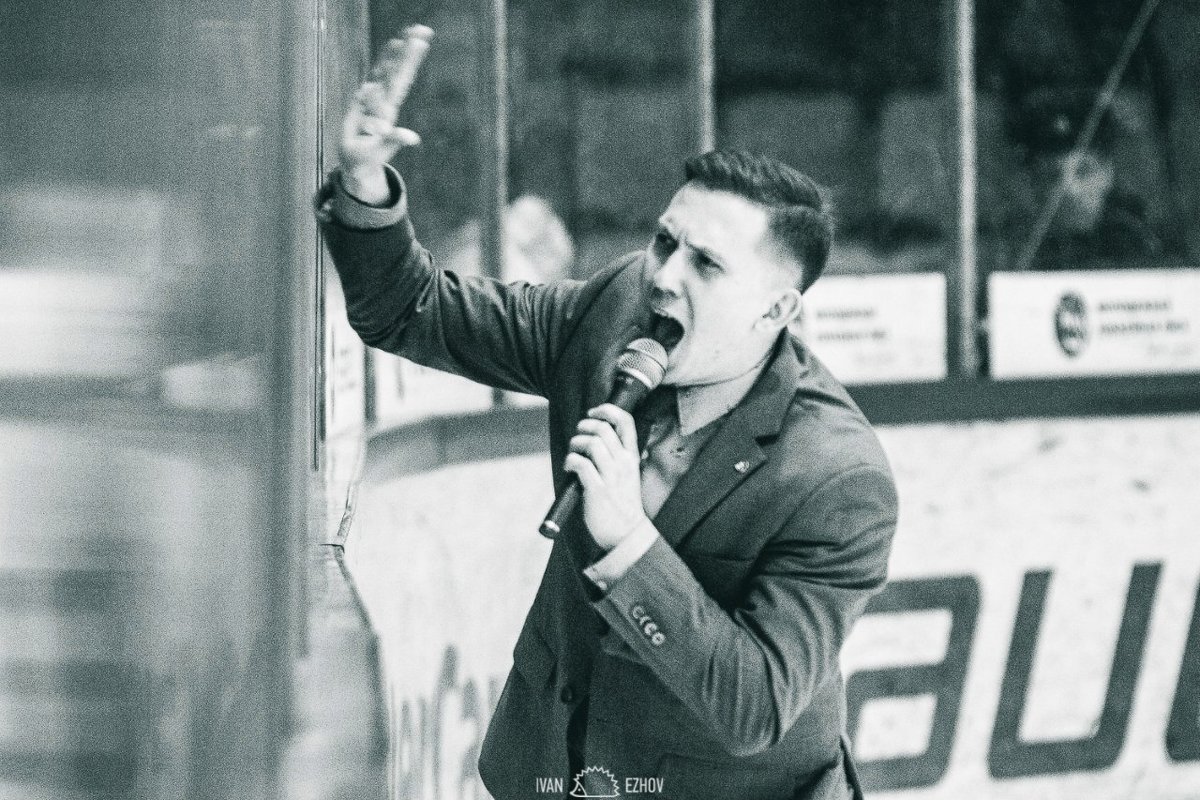 Александр Грибанов заводит стадион - Иван Ежов