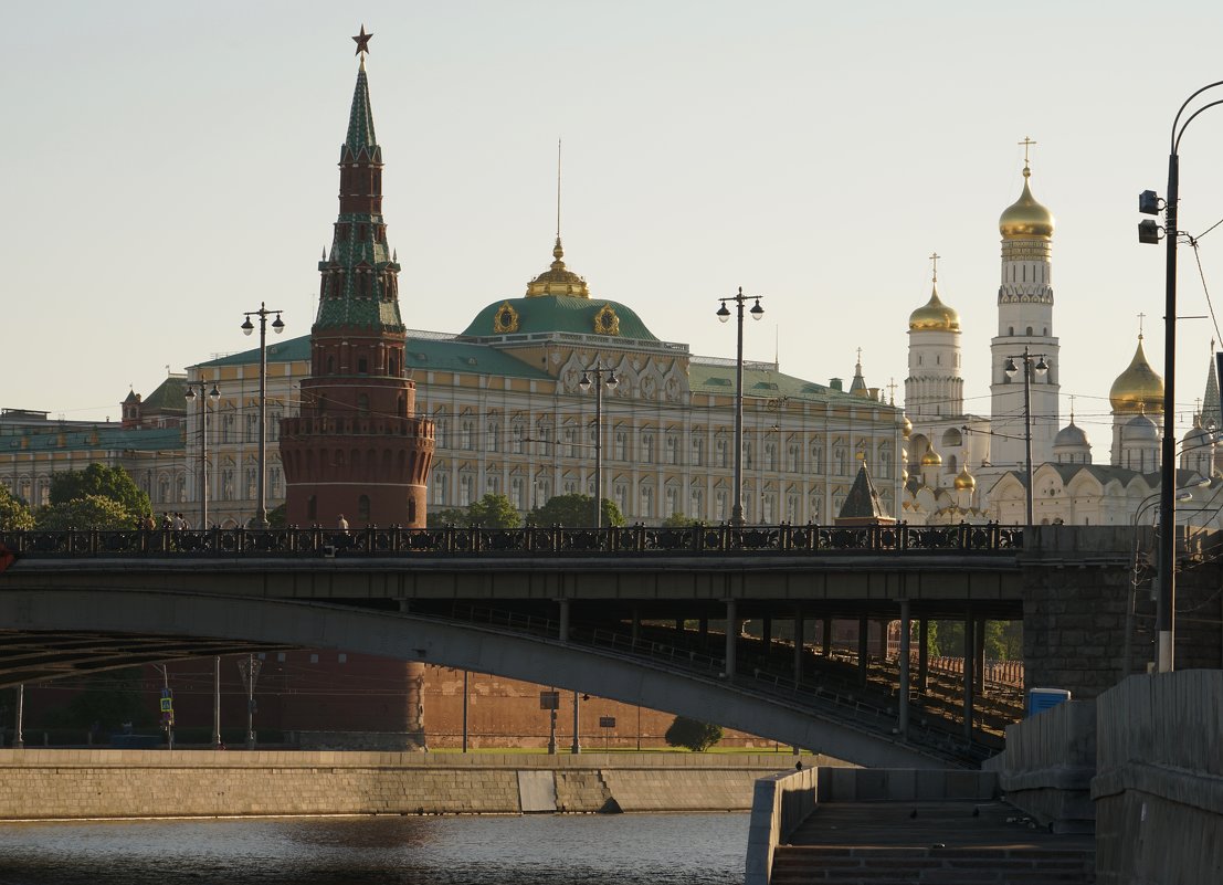 Вид на Кремлевскую набережную - Svetlana Shalatonova Вид на Кремлевскую набережную - Svetlana Shalatonova