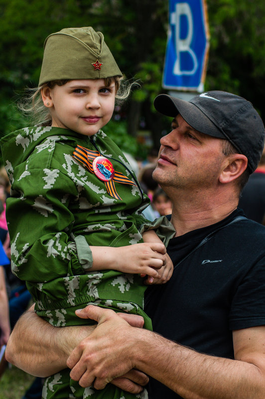 ДЕВОЧКА В ПИЛОТКЕ. - Александр Сапожников