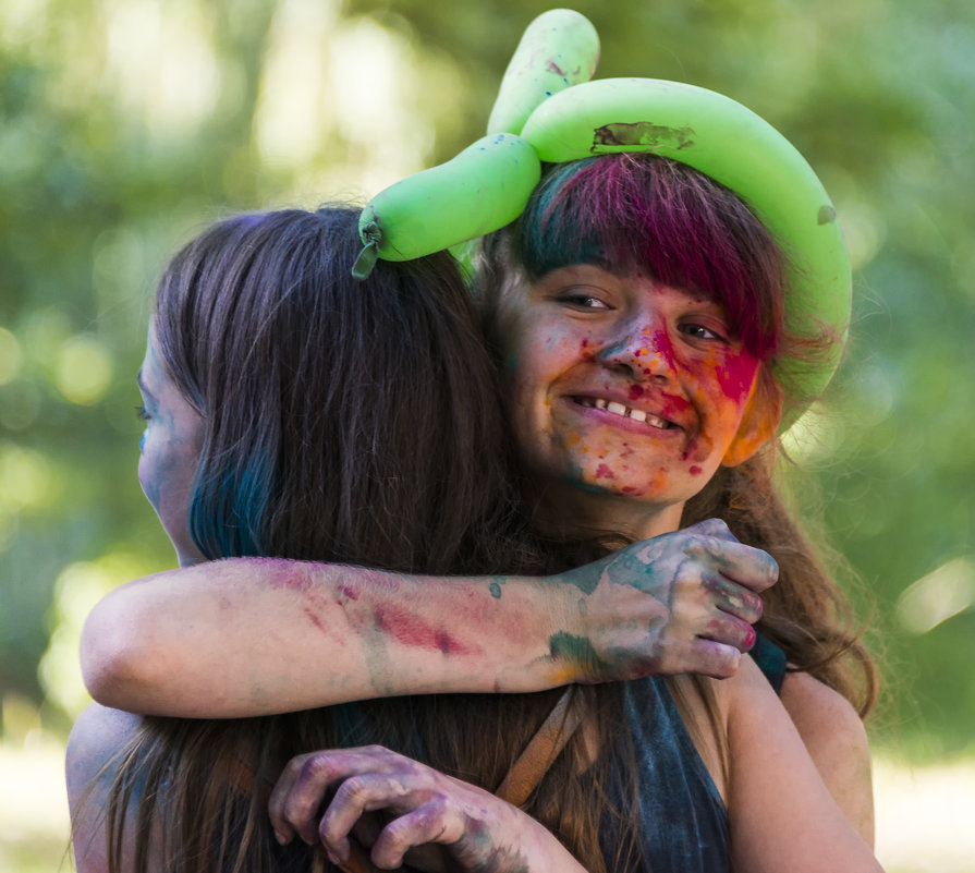 Cheerful girls in color powder  hugs - Сергей 