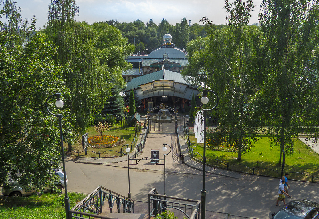 Ресторанчик Поплавок затерялся средь берез - Сергей Цветков