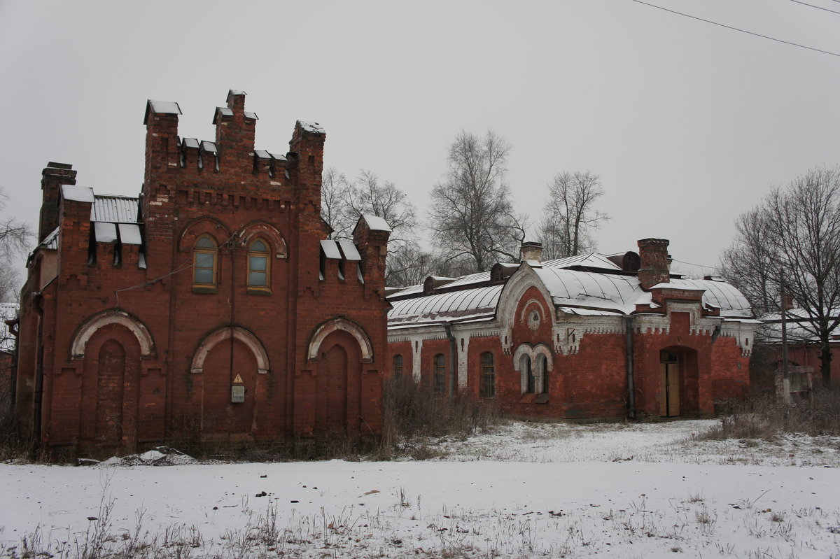 Дворовые корпуса из красного кирпича. Западный павильон оранжереи (слева), Восточная конюшня - Елена Павлова (Смолова)