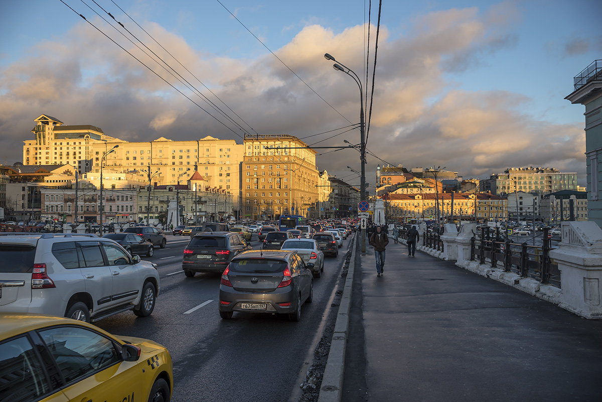 Предзакатное солнце. Москва, площадь Белорусского вокзала. - Игорь Герман