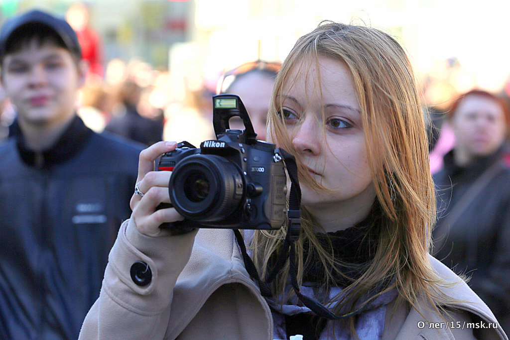 девушка и фотоаппарат - Олег Лукьянов