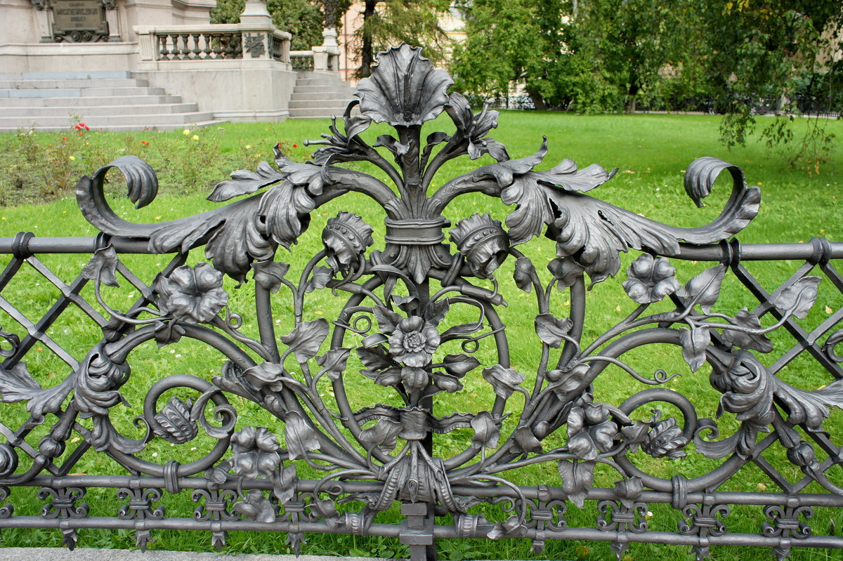 Ограда ручной работы – дар от рабочих Варшавы - Елена Павлова (Смолова) Ограда ручной работы – дар от рабочих Варшавы - Елена Павлова (Смолова)