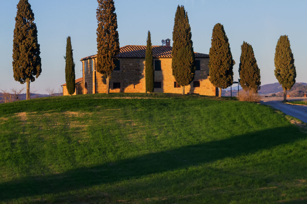 Холмы и городки долины Вал д'Орча - Надежда Лаптева
