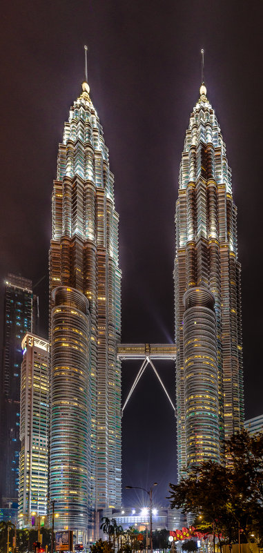 Башни Петронас (Petronas Twin Towers), Куала-Лумпур, Малайзия. - Edward J.Berelet