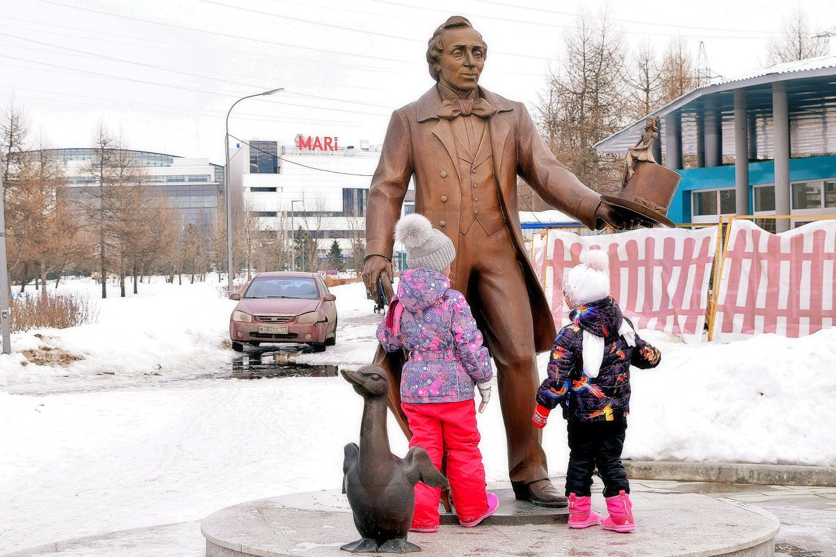 Благодарные читательницы бегом бежали, увидев сказочника. - Татьяна Помогалова