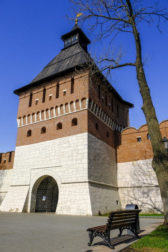 скамейка, чтобы полюбоваться мощью башни Тульского Кремля - Георгий А