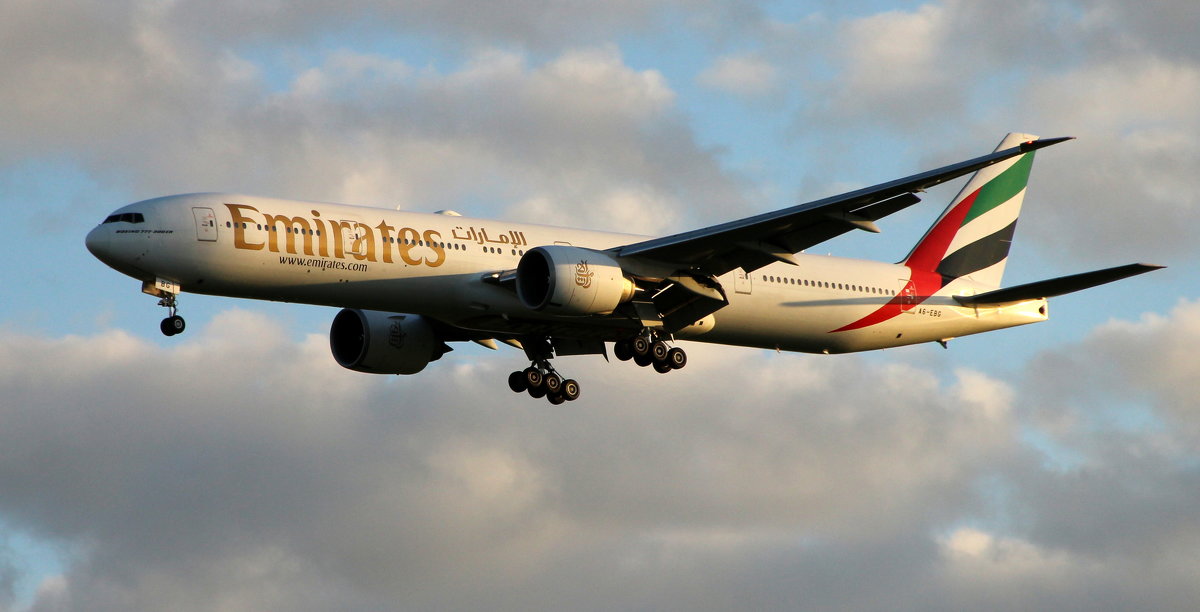 Emirates Boeing 777-300 - ast62 