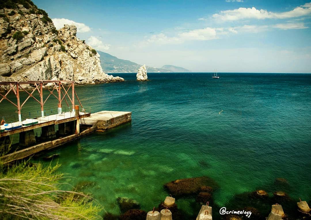 Скала Парус... Зелёная синь Чёрного моря... Rock Parus... Green blue of the Black Sea... - Сергей Леонтьев