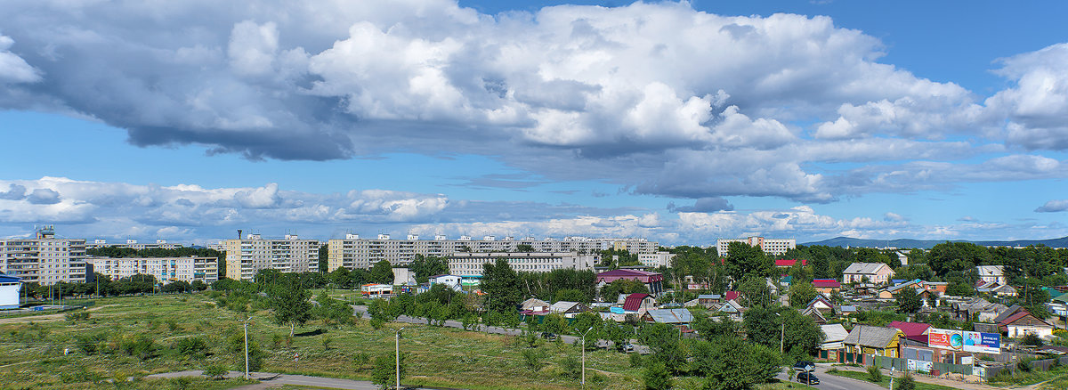 Плывут облака над городом. - Виктор Иванович Чернюк