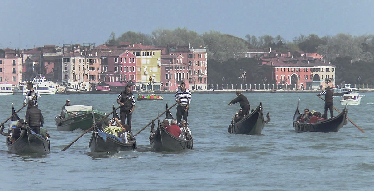 Venezia. Gondolieri nel golfo di San Marco. - Игорь Олегович Кравченко