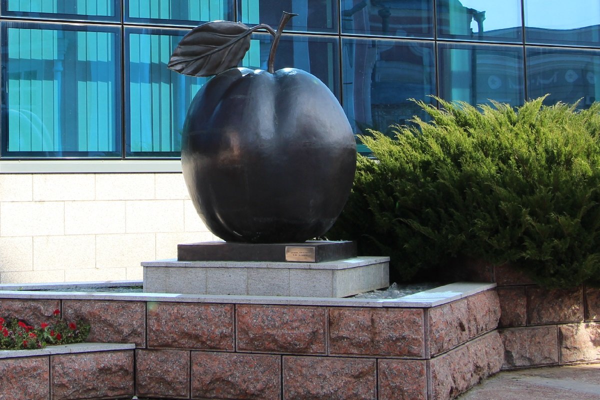 Памятник Курской антоновке. Автор памятника знаменитый скульптор В. М. Клыков. - Надежд@ Шавенкова