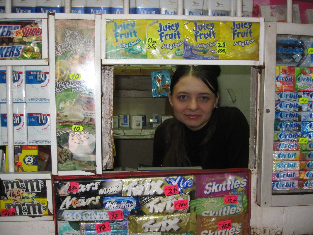 Девушка в окне торговой палатки. Воронеж, 2009г. - Gen Vel Девушка в окне торговой палатки. Воронеж, 2009г. - Gen Vel