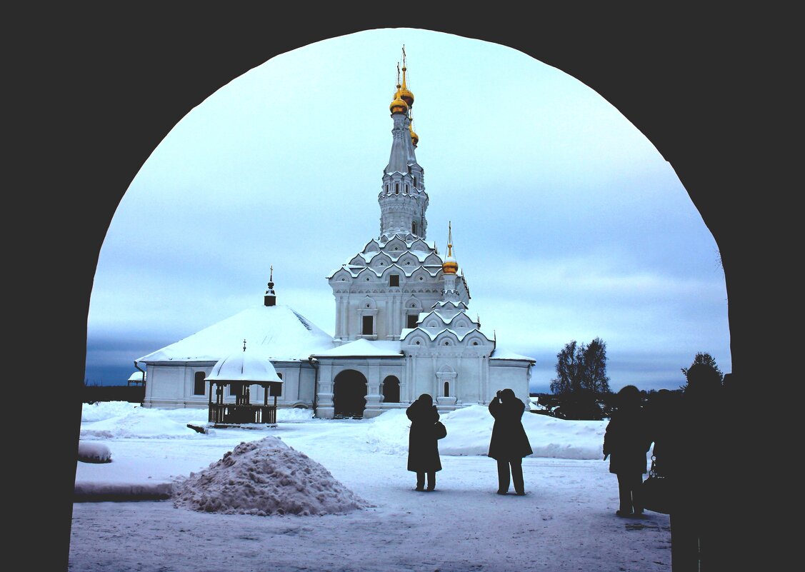 Колокольня под аркой - Валерий 