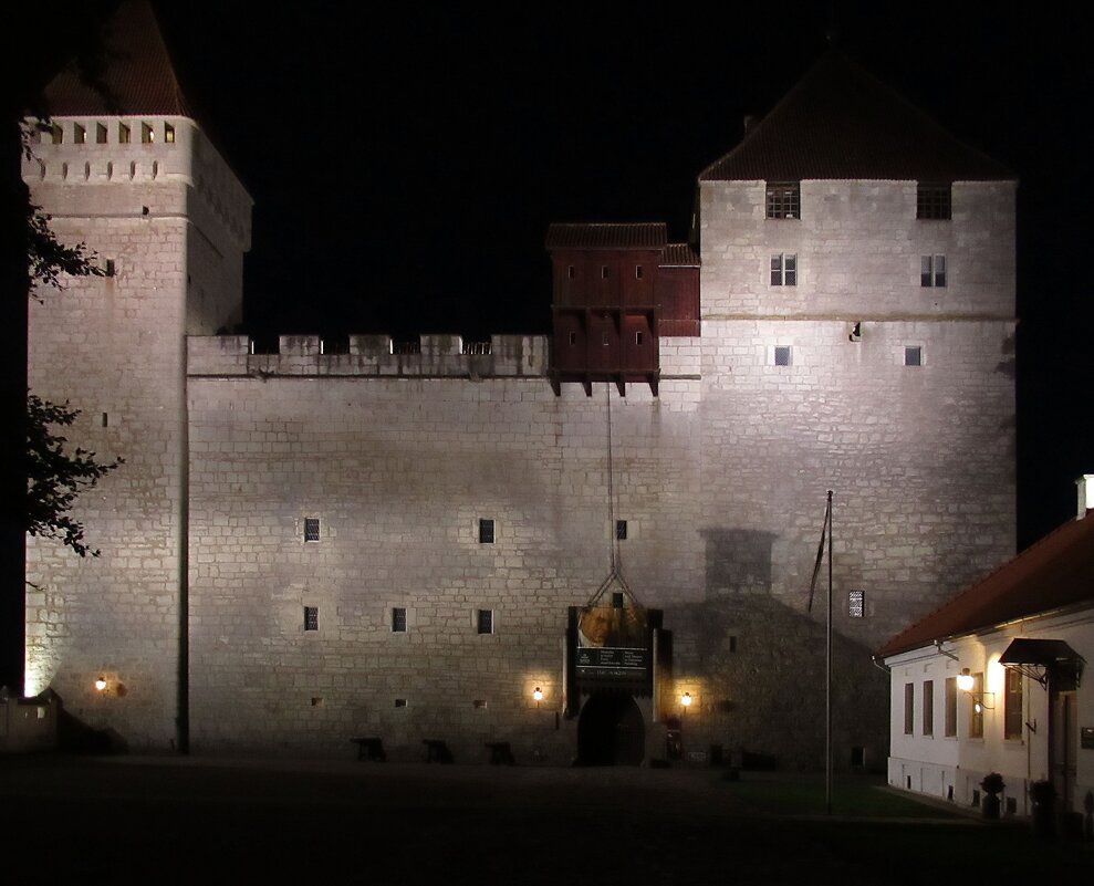 Так замок выглядит в ночное время - Елена Павлова (Смолова) Так замок выглядит в ночное время - Елена Павлова (Смолова)