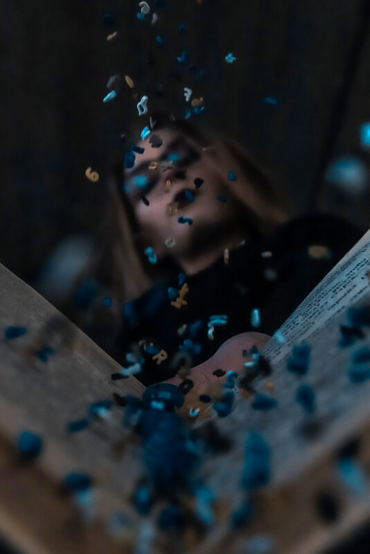 Девушка с книгой и цветными буквами вылетающими из книги - Алексей Дегтярев