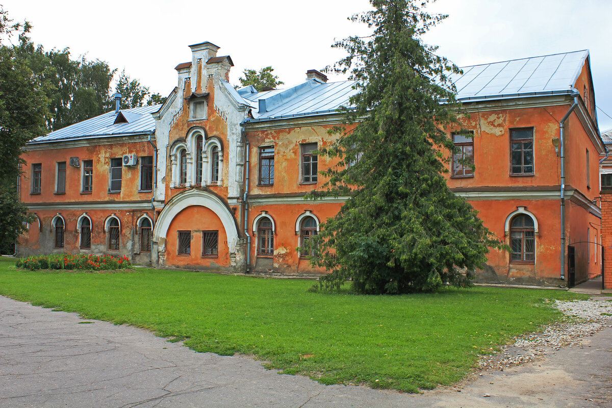 Псковские зарисовки. Надвратный корпус, подворье Псково-Печерского монастыря. 1906 г. - Евгений 