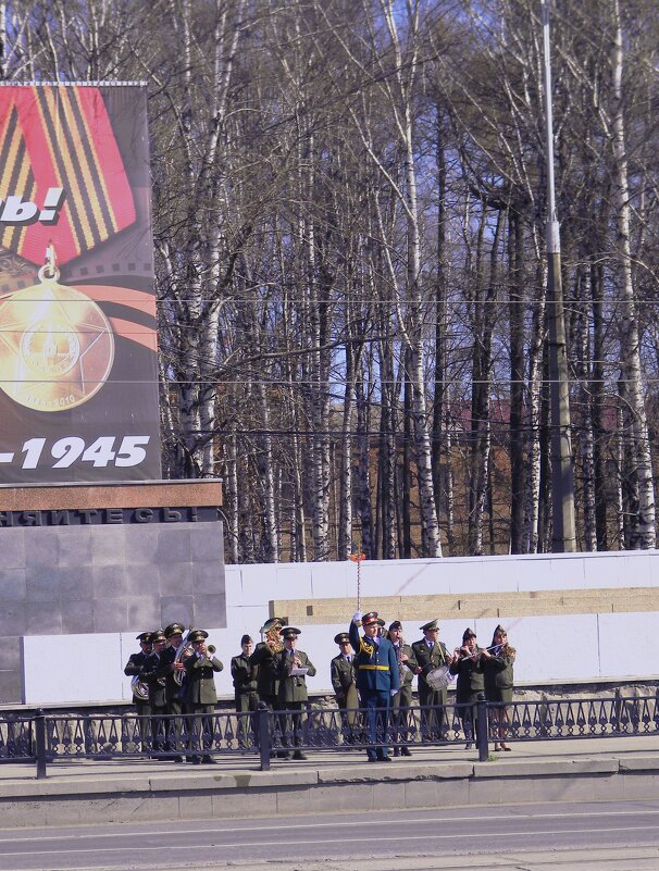 ...Нижний Тагил -  перед  9 мая - "и в дождь и в зной, играл наш оркестр духовой"... - Ольга 