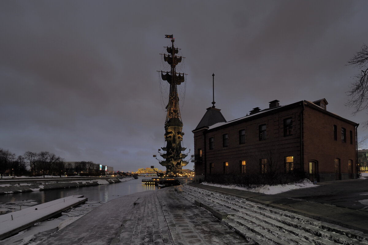 Городской пейзаж в мрачных тонах - Евгений Седов