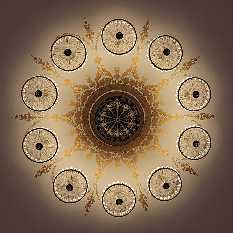 Зажженные светильники и расписной потолок главного зрительного зала Волковского театра в Ярославле - Николай Белавин Зажженные светильники и расписной потолок главного зрительного зала Волковского театра в Ярославле - Николай Белавин