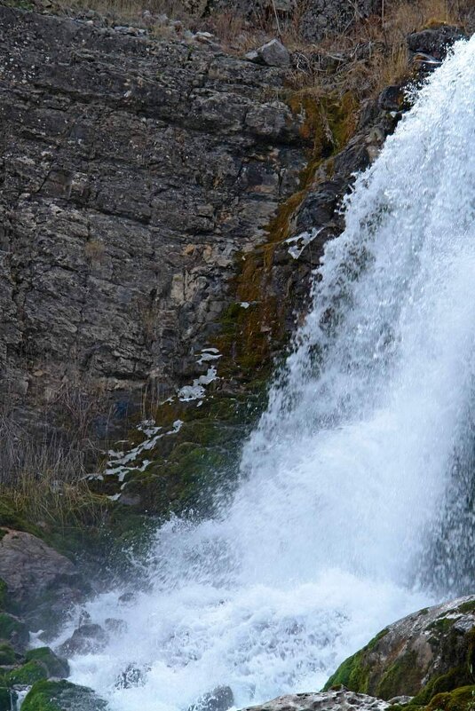 ПУТЕШЕСТВИЕ В СКУЧНУЮ ОСЕНЬ, водопад. - Виктор Осипчук