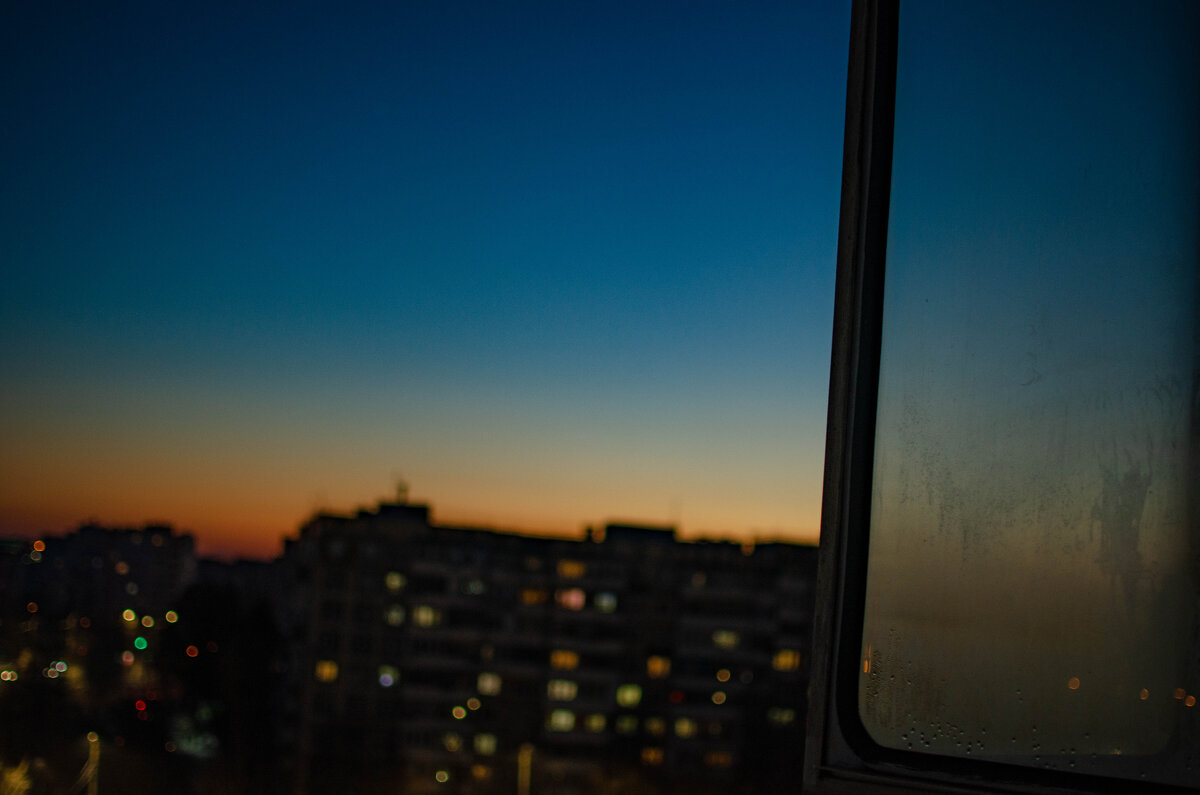 вечерний зимний вид из окна - Александр Леонов
