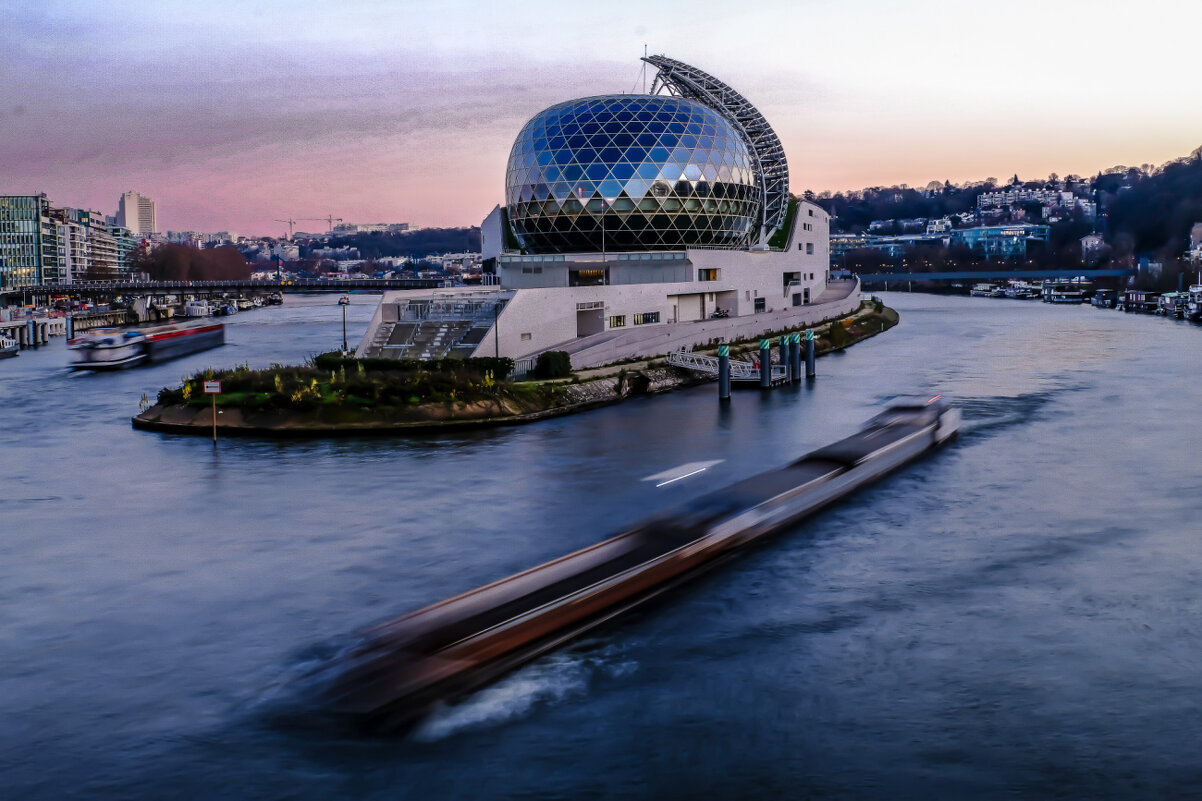 Один корабль обгоняет другой - Георгий А