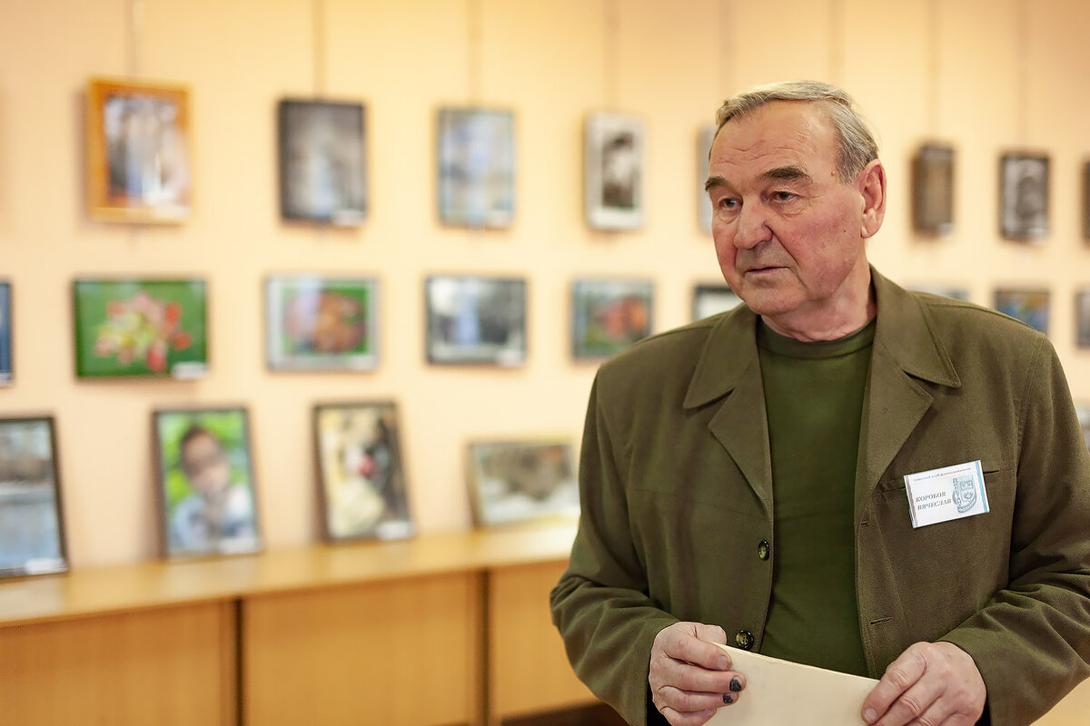 На выставке фотохудожника В. Коробова - Андрей Селиванов