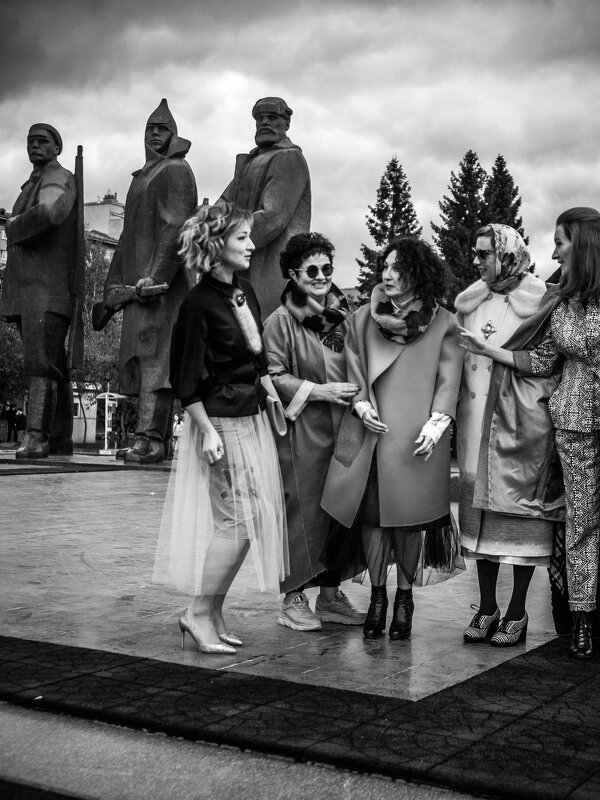 Показ коллекции Ольги Бузыцкой (сентябрь 2020, Новосибирск, площадь Ленина) - Елена Берсенёва Показ коллекции Ольги Бузыцкой (сентябрь 2020, Новосибирск, площадь Ленина) - Елена Берсенёва