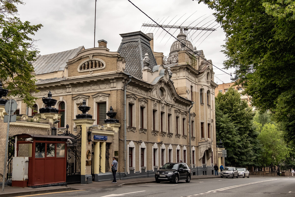 Москва. Улица Воронцово поле. Дом "Беседующих змей". - Надежда Лаптева Москва. Улица Воронцово поле. Дом "Беседующих змей". - Надежда Лаптева