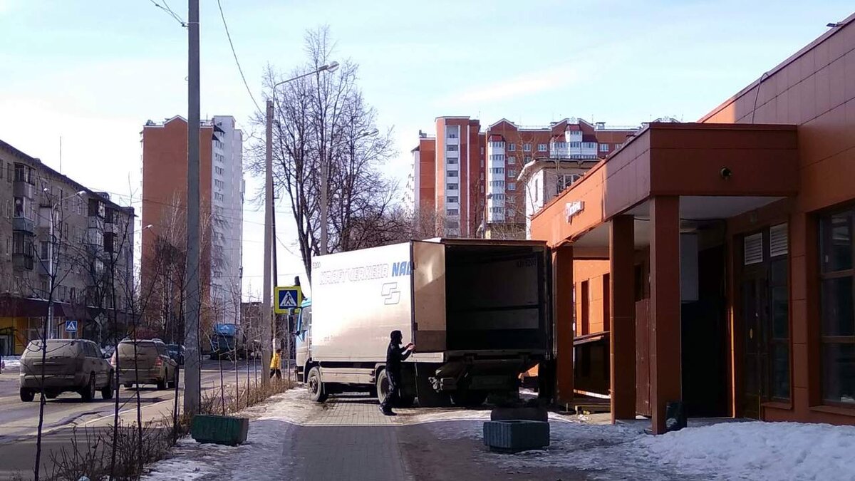 Наиудобнейшее для всех место разгрузки товара в магазин. Проектировщики, спасибо! - Михаил Андреев Наиудобнейшее для всех место разгрузки товара в магазин. Проектировщики, спасибо! - Михаил Андреев